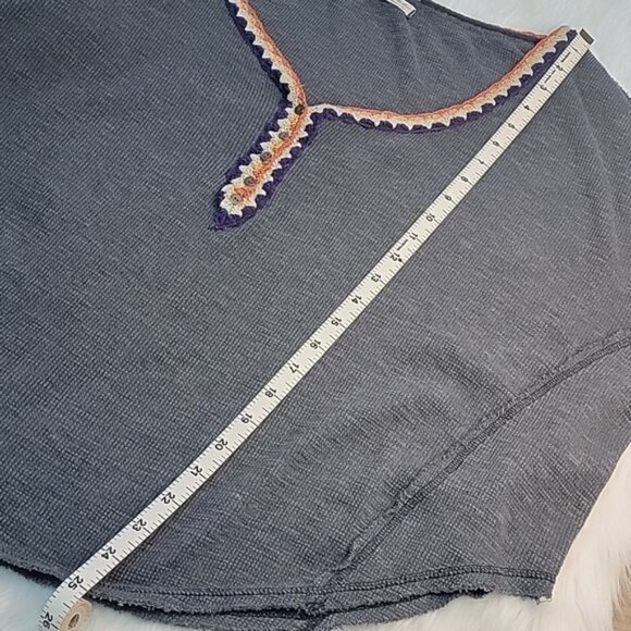WE THE FREE Gray Waffle Short Sleeve Crochet V-Neck Oversized Boho Top Sz S - Picture 8 of 8